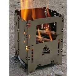 Bushcraft Essentials Bushbox LF Titanium - Hobo-Kocher 16 Bushcraft Essentials Bushbox LF Titanium - Hobo-Kocher -Camping-ausrüstung Verkaufsgeschäft BCE 044 Bushbox LF Titanium Action Shot 2